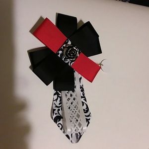 Ribbon brooches